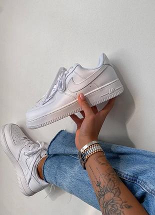 Жіночі кросівки nike air force 1 classic low білі стильні зручні шкіряні повсякденні найк