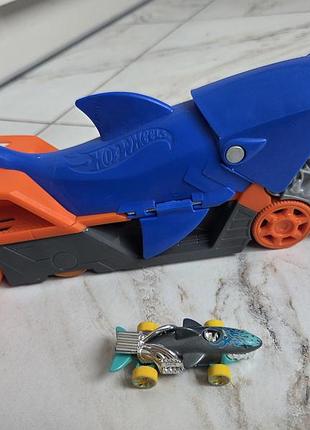 Автовоз hot wheels акула 3