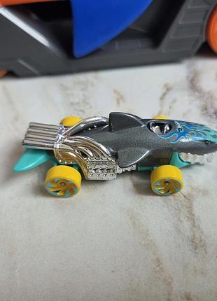 Автовоз hot wheels акула 4