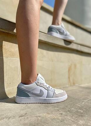Кожаные женские кроссовки nike air jordan low бело-серые стильные удобные повседневные для женщин найк джордан 38