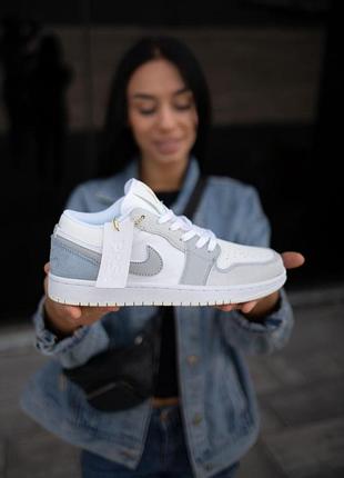 Біло-сірі жіночі кросівки nike air jordan low стильні зручні шкіряні повсякденні для жінок найк джордан