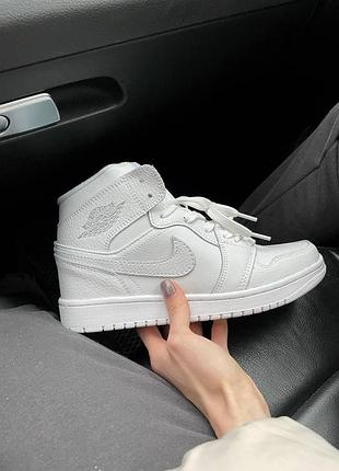 Белые кроссовки nike air jordan 1 high, идеальны для активных женщин найк