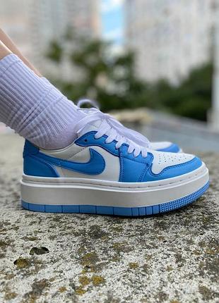 Шкіряні жіночі кросівки nike air jordan low біло-блакитні стильні зручні повсякденні для жінок найк джордан