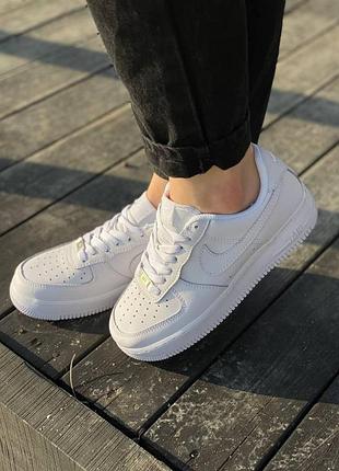 Жіночі кросівки nike air force 1 classic low білі шкіряні найк стильні зручні повсякденні для жінок