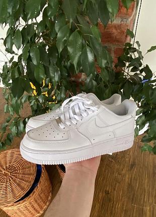 Жіночі стильні кросівки nike air force 1 classic low білі шкіряні зручні повсякденні найк