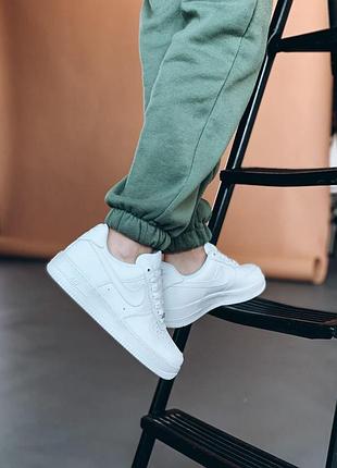 Жіночі nike air force 1 classic low білі шкіряні стильні повсякденні зручні кросівки найк