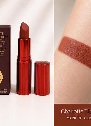 Charlotte tilbury matte revolution — зволожуюча матова помада у відтінку mark of a kiss, 3.5 г