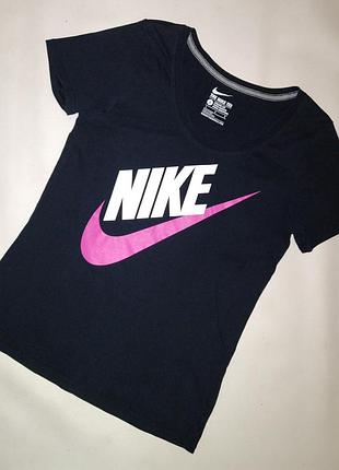 Черная футболка nike tee бело-розовое лого