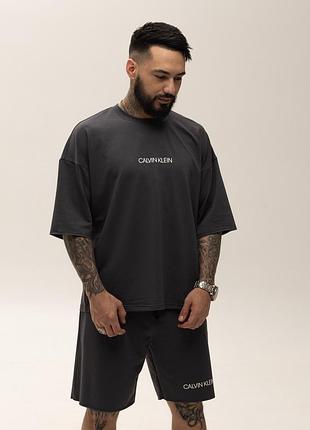 Мужской летний костюм шорты футболка графит calvin klein oversize брендовый комплект на лето келвин кляйн оверсайз xl