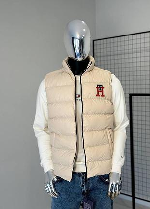Чоловіча тепла бежева жилетка, tommy hilfiger для хлопця, тепла жилетка, чоловіча безрукавка томмі хілфігер l