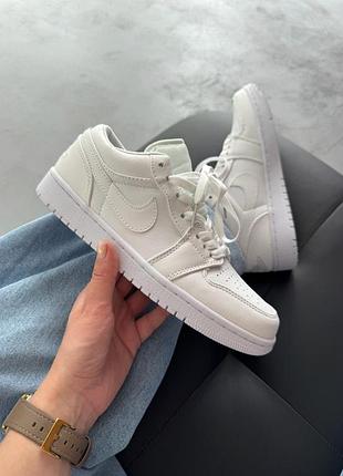 Nike air jordan 1 low triple white