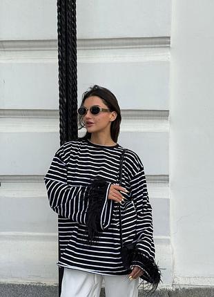 Жіночий оверсайз чорно-білий лонгслів в смужку з пірʼїнками на рукавах