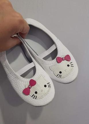 Чешки белые кожанные детские hello kitty для сада утренника кити 16.5