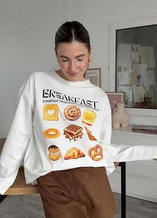 Жіночий оверсайз білий базовий лонгслів з принтом «breakfast»