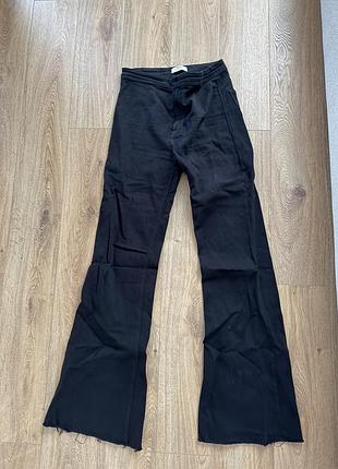 Джинси кльош чорні bershka
