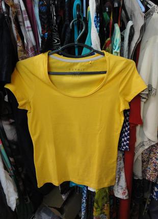 Яскрава футболка від esprit