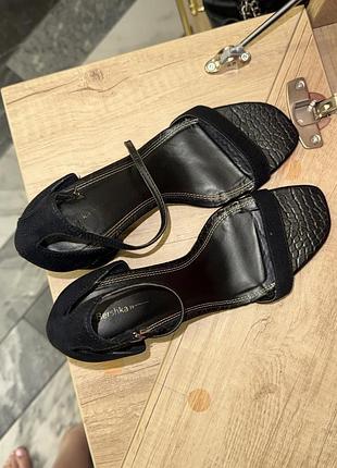 Босоніжки bershka 39 розмір, чорні
