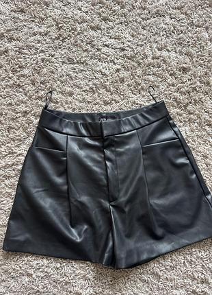 Шорти з екошкіри zara