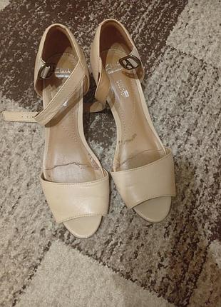 Шкіряні босоніжки clarks