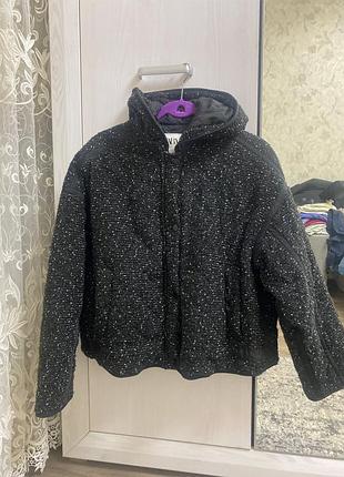 Жіноча куртка zara розмір м, чорного кольору з блискітками
