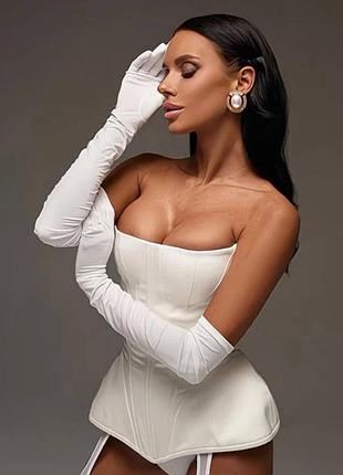 Изысканный белоснежный корсет