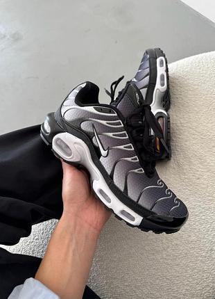 Серые кроссовки унисекс nike air max tn plus grey black metallic silver х эйр макс тн плюс 39