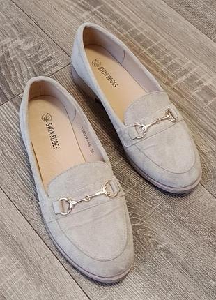 стильные женские лоферы swin shoes
классический дизайн, дополненный изящной золотистой фурнитурой-пряжкой.
​