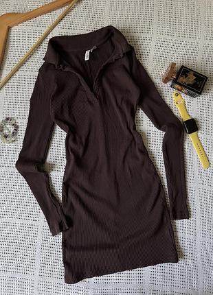 Темно коричнева сукня міні по фігурі в рубчик з довгим рукавом та коміром поло hm