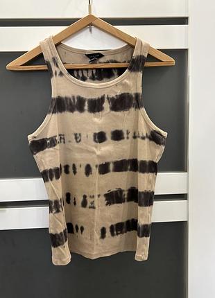 New look 12 розмір s/м бежева з чорним принтом тай дай трикотаж в рубчик стильна майка на літо