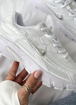 Женские кроссовки nike iniator белые