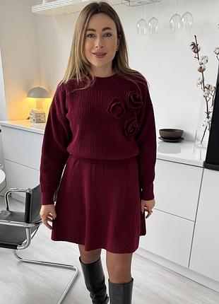 Жіночий трикотажний костюм karon з короткою спідницею (бордовий)