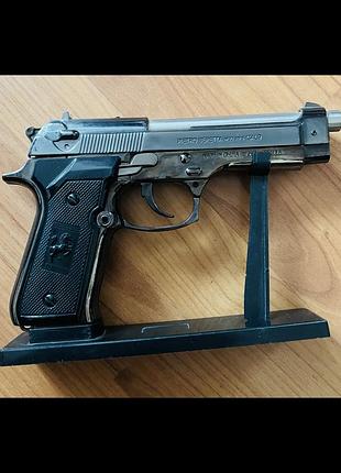 Сувенірна запальничка beretta на підставці 550грн