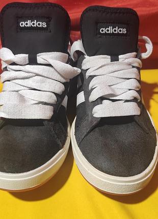 Стильні замшеві кросівки adidas