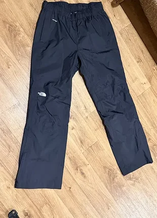 Легкие брюки от the north face, черного цвета, с технологией hyvent. состояние идеал 10/10. размер “m”. приятная ткань которая не промокает. для настоящих по 2