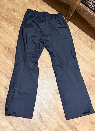 Легкие брюки от the north face, черного цвета, с технологией hyvent. состояние идеал 10/10. размер “m”. приятная ткань которая не промокает. для настоящих по 4