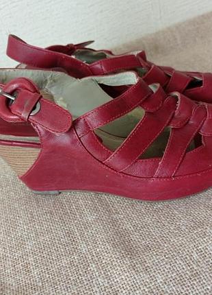 Кожаные босоножки clarks на танкетке.