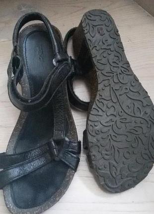 Teva (сша) кожаные черные босоножки,танкетка, р.38,5-39 -25 см