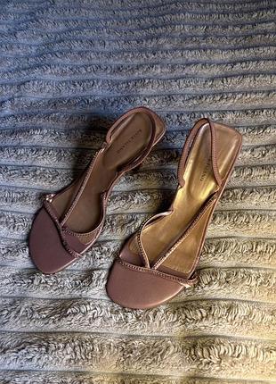 Босоніжки river island на каблуку розмір 39