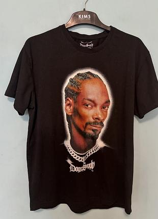 Чоловіча чорна футболка з лінійки "dogg supply by snoop dogg".