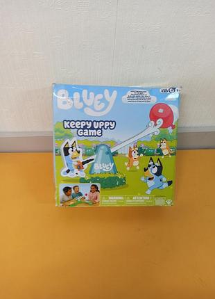 Настольная игра «bluey keepy uppy game» от moose toys.