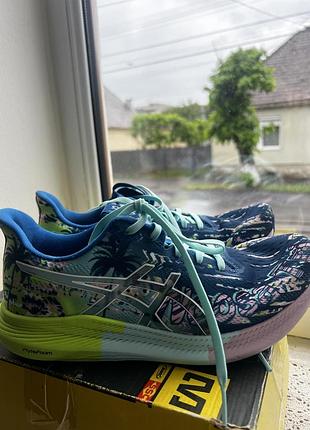 Бігові кросівки asics noosa tri 14 з яскравим графічним принтом