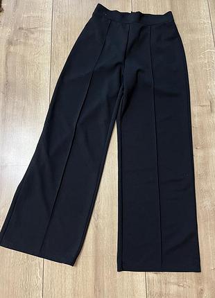 Чорні брюки wide leg з стрілкою