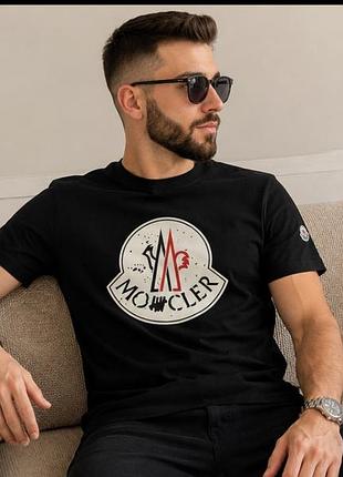 Мужская черная футболка бренда moncler с графическим логотипом на груди.