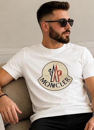 Мужская белая  футболка бренда moncler с графическим логотипом на груди.