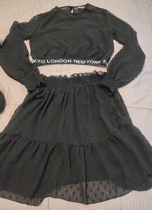 Укороченная блузка и юбка
