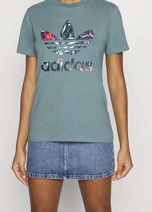 Футболка adidas originals выполнена в цвете hazy emerald с цветочным принтом trefoil.