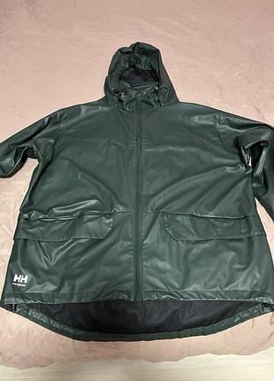 Водонепроникна куртка-дощовик темно-зеленого кольору від бренду helly hansen.
