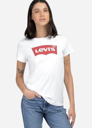 Футболка levi's с классическим красным логотипом batwing и круглым вырезом часто называется моделью "the perfect tee".