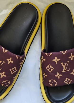 Женские, стильные шлепанцы louis vuitton в коричневом цвете. изысканный дизайн и безупречный комфорт на каждый день.
