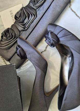 Елегантні атласні туфлі hobbs з вишуканий декоративною квіткою